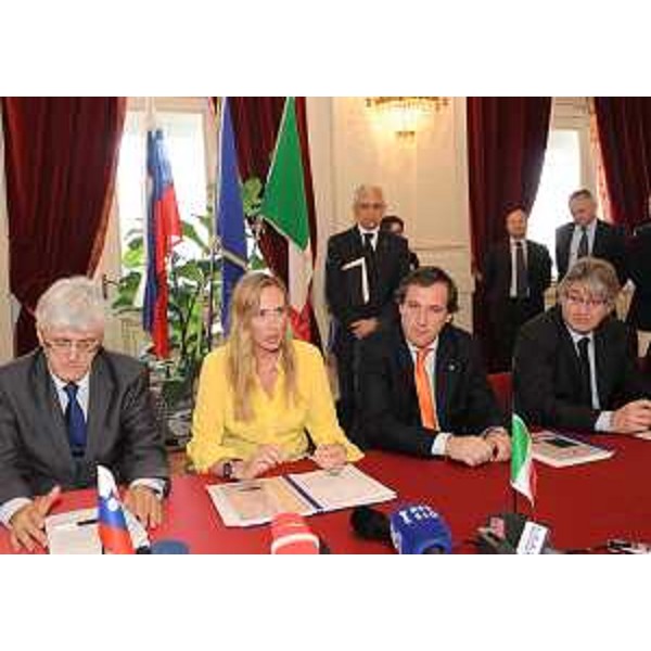 Roko Zarnic (Ministro Ambiente Slovenia), Stefania Prestigiacomo (Ministro Ambiente Italia), Roberto Menia (Sottosegretario Ambiente Ialia) e Renzo Tondo (Presidente Friuli Venezia Giulia) nella sede della Prefettura a Trieste. (Trieste 24/05/10)