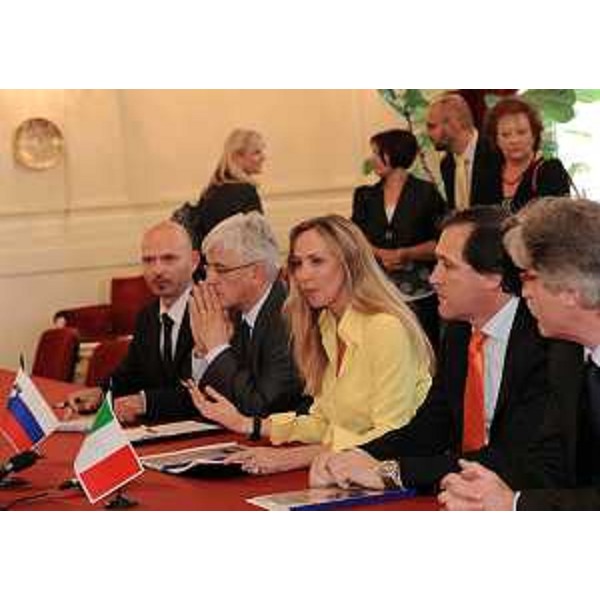 Roko Zarnic (Ministro Ambiente Slovenia), Stefania Prestigiacomo (Ministro Ambiente Italia), Roberto Menia (Sottosegretario Ambiente Ialia) e Renzo Tondo (Presidente Friuli Venezia Giulia) nella sede della Prefettura a Trieste. (Trieste 24/05/10)