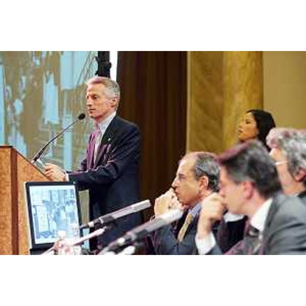 Riccardo Illy (Presidente Regione Friuli Venezia Giulia) al Convegno organizzato per i 150 anni dell'IRCCS Burlo Garofolo. (Trieste 18/11/06)