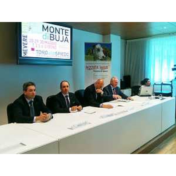 Claudio Violino (Assessore regionale Risorse agricole, naturali e forestali) alla presentazione del convegno "La Pezzata Rossa: una risorsa per il territorio" (che si terrà nell'ambito della Festa di Primavera" a Monte di Buja) nella sede regionale di Udine. (Udine 27/05/10)