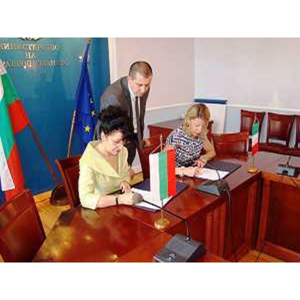 Anna Maria Borissova (Ministro Salute Bulgaria) e Federica Seganti (Assessore regionale Relazioni internazionali e comunitarie) firmano il Protocollo d'intesa tra Regione FVG, su delega del Ministero degli Affari esteri italiano, per lo sviluppo nei settori della sanità e dei sistemi informativi. [Sofia (BG) 27/05/10] 