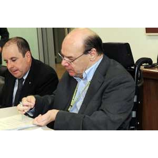 Claudio Violino (Assessore regionale Risorse agricole, naturali e forestali) e Vladimir Kosic (Assessore regionale Salute, Integrazione sociosanitaria e Politiche sociali) nel corso della riunione della Giunta regionale. (Udine 28/05/10)