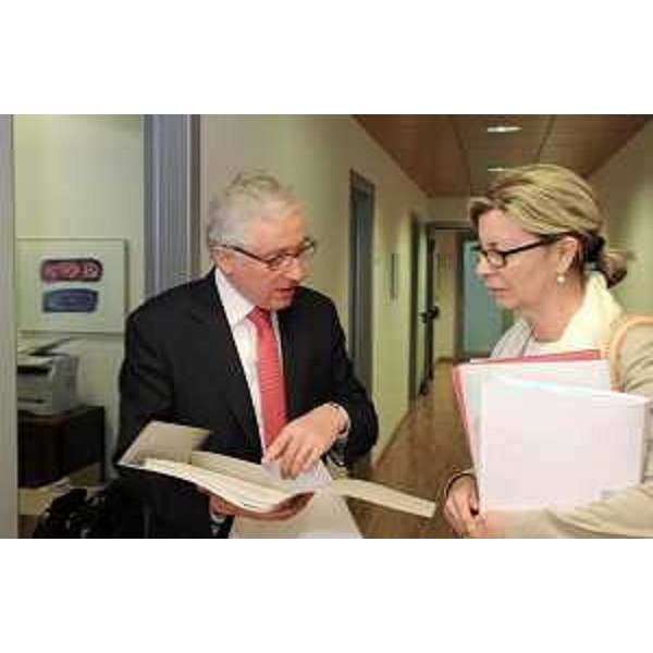 Claudio Kovatsch (Ragioniere generale) e Sandra Savino Assessore regionale Programmazione, Risorse economiche e finanziarie, Patrimonio e Servizi generali) in occasione della riunione della Giunta regionale. (Udine 28/05/10)