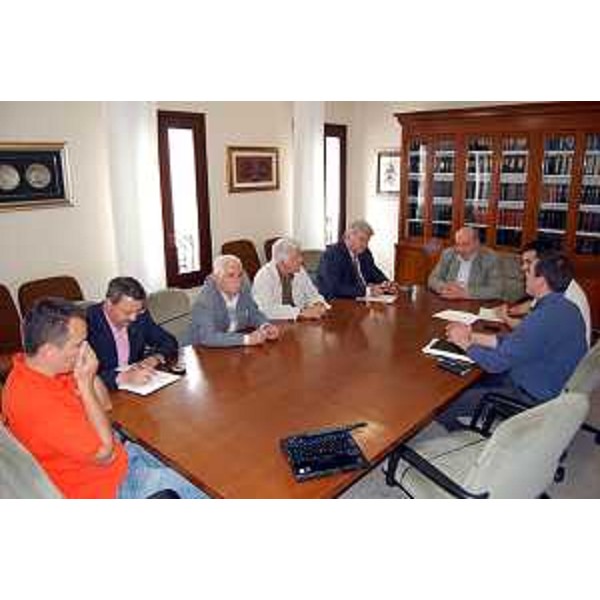 Elio De Anna (Assessore regionale Lavori pubblici) nel corso del vertice con la giunta municipale di Maniago. (Maniago 02/06/10)