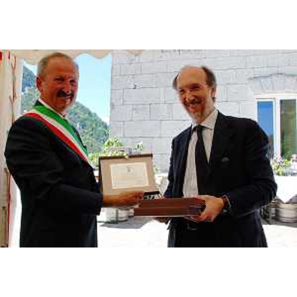 Alessandro Oman (Sindaco Malborghetto-Valbruna) e Riccardo Riccardi (Assessore regionale Mobilità e Infrastrutture di Trasporto, delegato Protezione civile) nel corso dell'inaugurazione del Centro polifunzionale di Ugovizza. (Ugovizza 05/06/10)