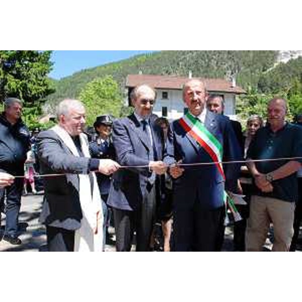 Riccardo Riccardi (Assessore regionale Mobilità e Infrastrutture di Trasporto, delegato Protezione civile) e Alessandro Oman (Sindaco Malborghetto-Valbruna) nel corso dell'inaugurazione del Centro polifunzionale di Ugovizza. (Ugovizza 05/06/10)