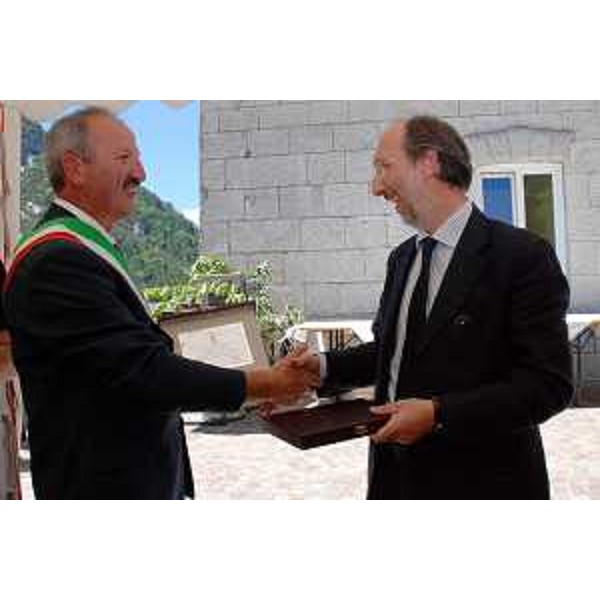 Alessandro Oman (Sindaco Malborghetto-Valbruna) e Riccardo Riccardi (Assessore regionale Mobilità e Infrastrutture di Trasporto, delegato Protezione civile) nel corso dell'inaugurazione del Centro polifunzionale di Ugovizza. (Ugovizza 05/06/10)
