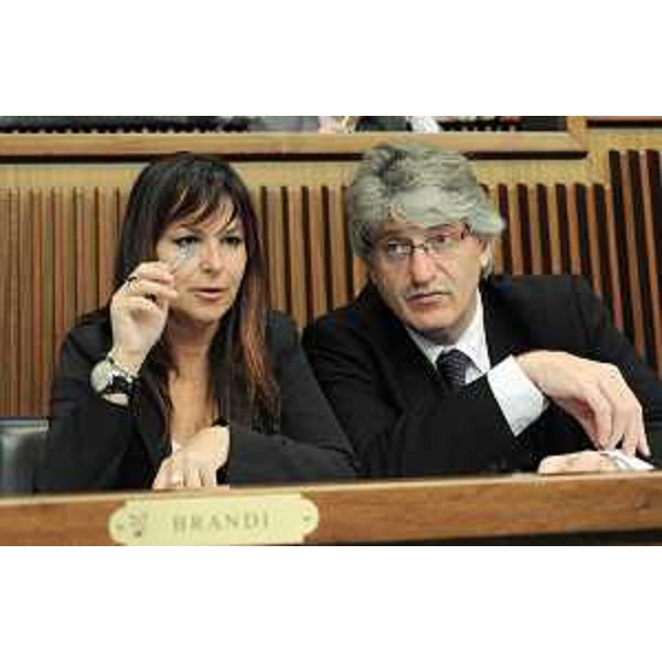 Angela Brandi (Neoassessore regionale Lavoro, Università e Ricerca, delegato Pari Opportunità e Politiche giovanili) e Renzo Tondo (Presidente Friuli Venezia Giulia) nel corso della riunione del Consiglio regionale del 3 giugno 2010. (Trieste 03/06/10)