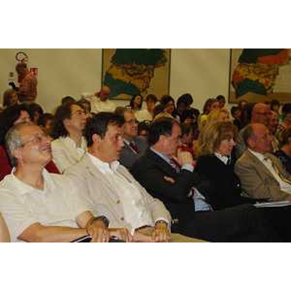 Terzo da sinistra, Roberto Molinaro (Assessore regionale Istruzione e Cultura) alla presentazione dei risultati 2009-2010 del Progetto comunitario Comenius Regio CRE.A.RE. (CREscere e Apprendere in REte) al Centro culturale Julius Kugy di Tarvisio. (Tarvisio 07/06/10) 