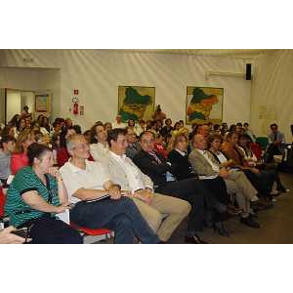 Quarto da sinistra, Roberto Molinaro (Assessore regionale Istruzione e Cultura) alla presentazione dei risultati 2009-2010 del Progetto comunitario Comenius Regio CRE.A.RE. (CREscere e Apprendere in REte) al Centro culturale Julius Kugy di Tarvisio. (Tarvisio 07/06/10) 