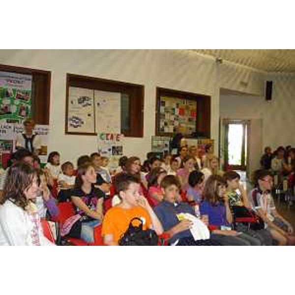 Bambini partecipanti al Progetto comunitario Comenius Regio CRE.A.RE. (CREscere e Apprendere in REte) al Centro culturale Julius Kugy di Tarvisio. (Tarvisio 07/06/10) 