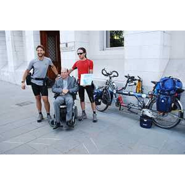 Dino Lanzaretti e Simone Salvagnin con Vladimir Kosic (Assessore regionale Salute e Protezione sociale) vicino al palazzo della Direzione centrale Salute, Integrazione sociosanitaria e Politiche sociali in Riva Nazario Sauro a Trieste. (Trieste 07/06/10)
