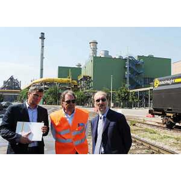 Lucio Gentile (Responsabile commerciale InRail SpA), Luigi Venir (Direttore Stabilimento Servola Lucchini SpA) e Riccardo Riccardi (Assessore regionale Viabilità e Trasporti) nello stabilimento siderurgico di Servola del Gruppo Lucchini SpA. (Trieste 07/06/10)