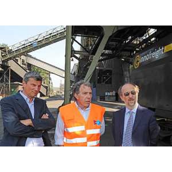 Lucio Gentile (Responsabile commerciale InRail SpA), Luigi Venir (Direttore Stabilimento Servola Lucchini SpA) e Riccardo Riccardi (Assessore regionale Viabilità e Trasporti) nello stabilimento siderurgico di Servola del Gruppo Lucchini SpA. (Trieste 07/06/10)