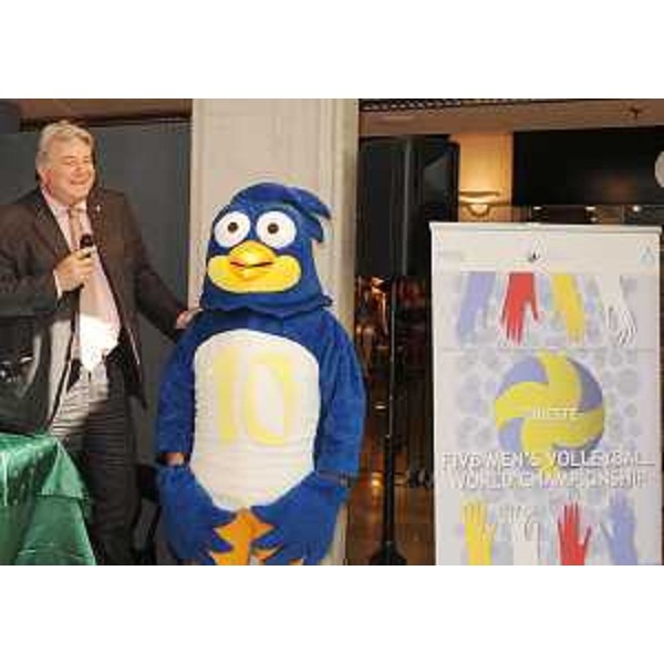 Elio De Anna (Assessore regionale Sport) alla conferenza stampa di presentazione degli eventi collaterali ai Mondiali di Volley in programma per settembre a Trieste, al Centro commerciale "Il Giulia". (Trieste 07/06/10)