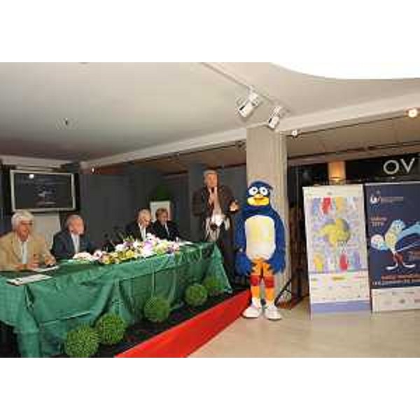 In piedi, Elio De Anna (Assessore regionale Sport) alla conferenza stampa di presentazione degli eventi collaterali ai Mondiali di Volley in programma per settembre a Trieste, al Centro commerciale "Il Giulia". (Trieste 07/06/10)