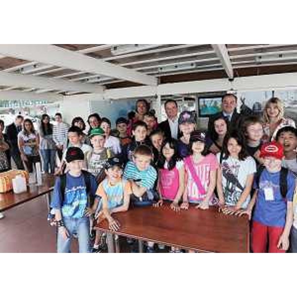 Roberto Molinaro (Assessore regionale Istruzione e Cultura) a bordo dell'imbarcazione Aulablu insieme a bambini della Scuola Bergamas di Trieste. [Porto di Grignano (TS) 08/06/10]