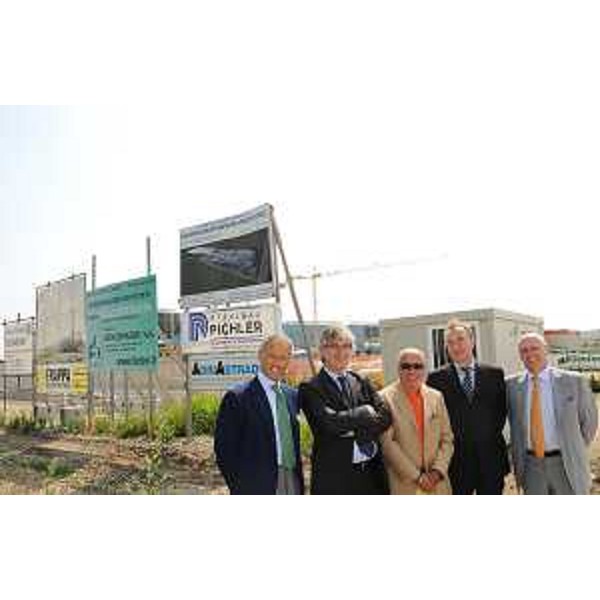 Cesare Strisino (Presidente Consorzio sviluppo industriale Aussa-Corno), Renzo Tondo (Presidente Friuli Venezia Giulia), Giorgio Sangalli (Imprenditore), Paride Cargnelutti (Consigliere regionale) e Marzio Serena (Direttore Consorzio sviluppo industriale Aussa-Corno) nel cantiere dell'impianto per la produzione di vetro della Società Sangalli. (San Giorgio di Nogaro 08/06/10)