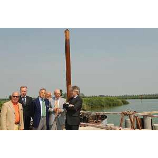 Giorgio Sangalli (Imprenditore), Paride Cargnelutti (Consigliere regionale), Cesare Strisino (Presidente Consorzio sviluppo industriale Aussa-Corno), Marzio Serena (Direttore Consorzio sviluppo industriale Aussa-Corno) e Renzo Tondo (Presidente Friuli Venezia Giulia) nel cantiere dell'impianto per la produzione di vetro della Società Sangalli. (San Giorgio di Nogaro 08/06/10)