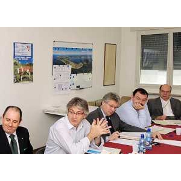 Claudio Violino (Assessore regionale Risorse agricole, naturali e forestali), Renzo Tondo (Presidente Friuli Venezia Giulia), Daniele Bertuzzi (Segretario generale), Giorgio Carbonara (Portavoce presidente Tondo) e Vladimir Kosic (Assessore regionale Salute, Integrazione sociosanitaria e Politiche sociali) nel corso della riunione di Giunta nella palazzina uffici dell'Azienda agricola Marianis. (Palazzolo dello Stella 09/06/10)