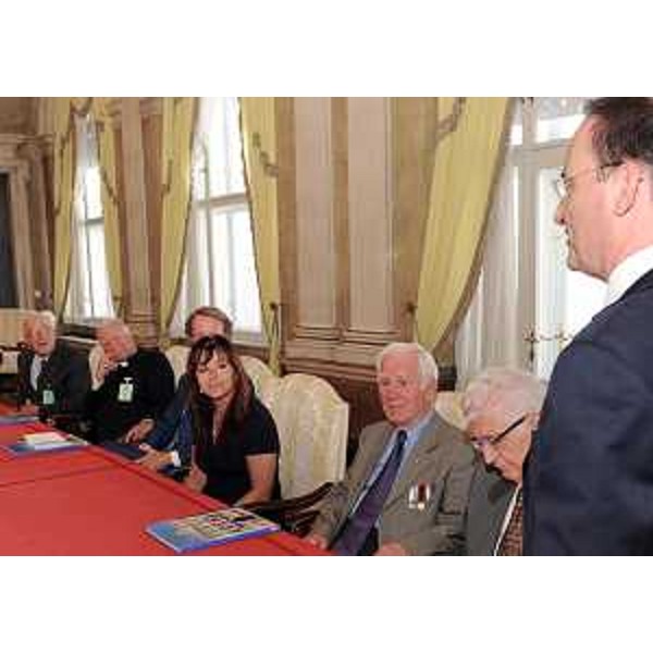 Angela Brandi (Assessore regionale Lavoro, Università e Ricerca, delegato Pari Opportunità e Politiche giovanili) con il consiglio direttivo dell'Associazione Nazionale Insigniti Onorificenze Cavalleresche - ANIOC, nella sede della Redione. (Trieste 11/06/10)