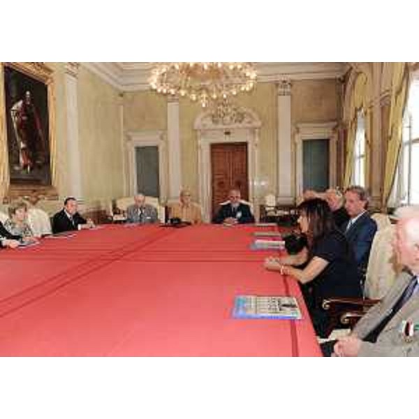 Angela Brandi (Assessore regionale Lavoro, Università e Ricerca, delegato Pari Opportunità e Politiche giovanili) con il consiglio direttivo dell'Associazione Nazionale Insigniti Onorificenze Cavalleresche - ANIOC, nella sede della Redione. (Trieste 11/06/10)