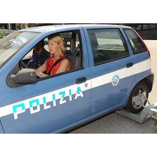 Federica Seganti (Assessore regionale Sicurezza) guida una vettura della Polizia. (Trieste 14/06/10)