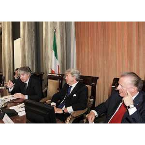 Renzo Tondo (Presidente Friuli Venezia Giulia), Antonio Paoletti (Presidente Unioncamere FVG) e Ferruccio Dardanello (Presidente Unioncamere) nel corso del convegno dedicato alla legge nazionale di riforma delle Camere di commercio, nella sede della CCIAA di Trieste. (Trieste 14/06/10)