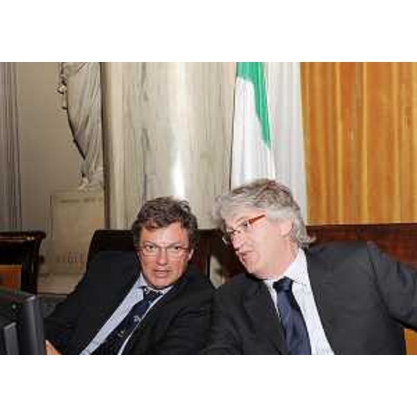 Giovanni Da Pozzo (Presidente CCIAA Udine) e Renzo Tondo (Presidente Friuli Venezia Giulia) nel corso del convegno dedicato alla legge nazionale di riforma delle Camere di commercio, nella sede della CCIAA di Trieste. (Trieste 14/06/10)