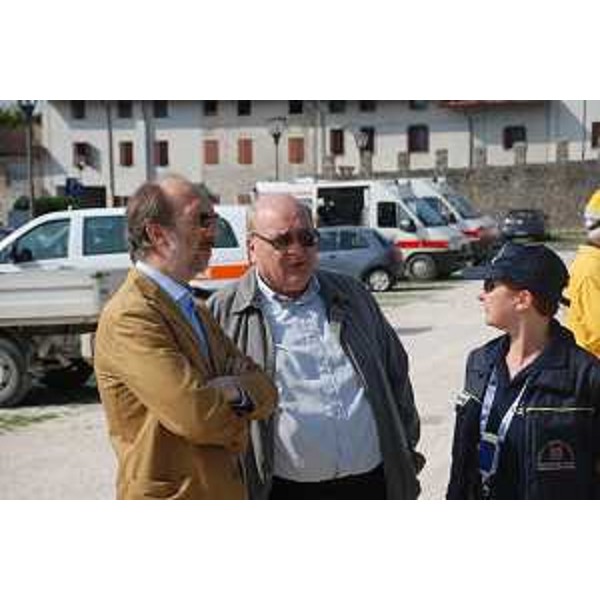 Riccardo Riccardi (Assessore regionale Protezione civile), Alessio Belgrado (Sindaco Maniago) e Maria Zanot (Protezione civile) nel corso dell'esercitazione di protezione civile del distretto Meduna-Cellina. (Maniago 13/06/10)