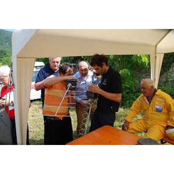 Riccardo Riccardi (Assessore regionale Protezione civile) e Guglielmo Berlasso (Direttore Protezione civile FVG) seguono le operazioni e controllano gli strumenti di captazione nel corso dell'esercitazione di protezione civile del distretto Meduna-Cellina. (Maniago 13/06/10)