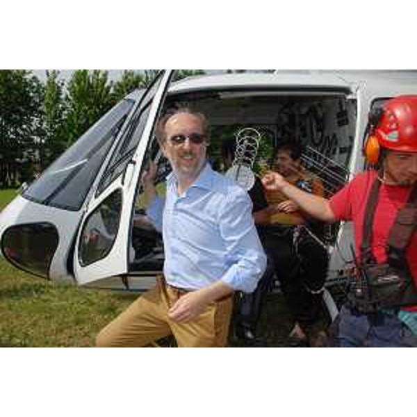 Riccardo Riccardi (Assessore regionale Protezione civile) sale sull'elicottero della protezione civile nel corso dell'esercitazione del distretto Meduna-Cellina. (Maniago 13/06/10)