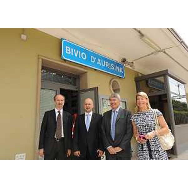 Riccardo Riccardi (Assessore regionale Viabilità e Trasporti), Igor Jakomin (Segretario Stato sloveno Trasporti), Roberto Castelli (Vice ministro Infrastrutture e Trasporti) e Federica seganti (Assessore regionale Relazioni internazionali e comunitarie) nella Stazione ferroviaria di Bivio d'Aurisina. (Trieste 15/06/10)