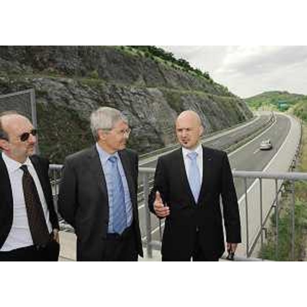 Riccardo Riccardi (Assessore regionale Viabilità e Trasporti), Roberto Castelli (Vice ministro Infrastrutture e Trasporti) e Igor Jakomin (Segretario Stato sloveno Trasporti) in Slovenia sulla Aurisina-Divaccia. (Trieste 15/06/10)