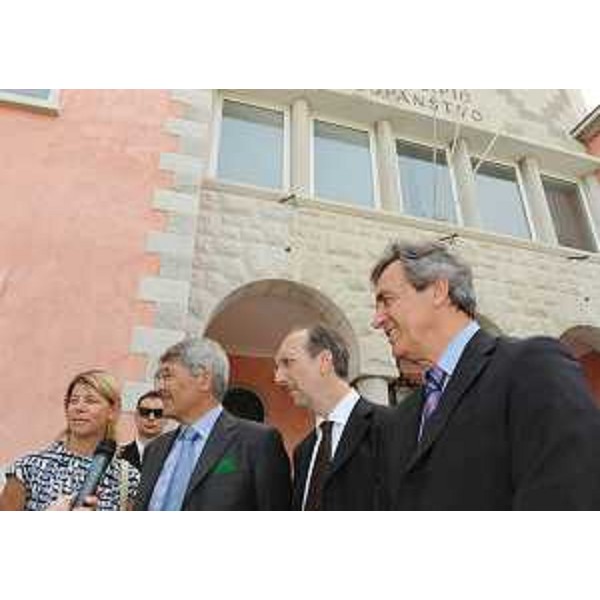 Federica seganti (Assessore regionale Relazioni internazionali e comunitarie), Roberto Castelli (Vice ministro Infrastrutture e Trasporti), Riccardo Riccardi (Assessore regionale Viabilità e Trasporti) e Giorgio Ret (Sindaco Duino Aurisina) davanti al Municipio di Duino Aurisina. (Trieste 15/06/10)