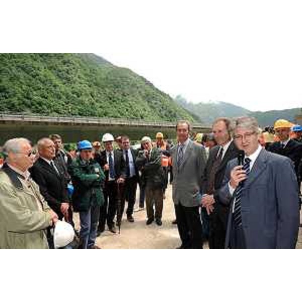 Renzo Tondo (Presidente Friuli Venezia Giulia) interviene alla cerimonia per il brillamento dell'ultimo diaframma della galleria sulla strada di servizio del bacino e della diga di Ravedis (vecchio tracciato della ex statale 251), in comune di Montereale Valcellina. (Montereale Valcellina 17/06/10)