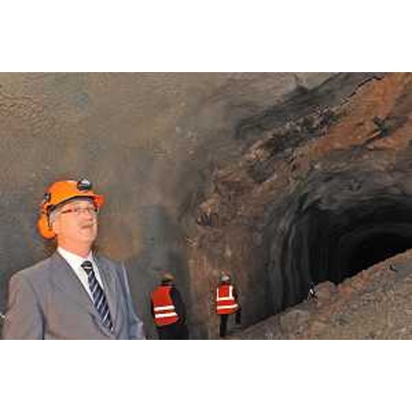Renzo Tondo (Presidente Friuli Venezia Giulia) nel corso delle operazioni di brillamento dell'ultimo diaframma della galleria sulla strada di servizio del bacino e della diga di Ravedis (vecchio tracciato della ex statale 251), in comune di Montereale Valcellina. (Montereale Valcellina 17/06/10)