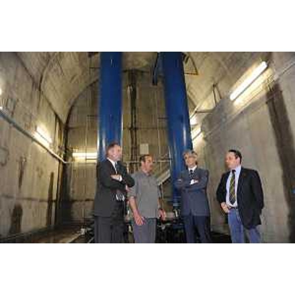 Renzo Tondo (Presidente Friuli Venezia Giulia) e Claudio Violino (Assessore regionale Risorse agricole, naturali e forestali) nel corso delle operazioni di brillamento dell'ultimo diaframma della galleria sulla strada di servizio del bacino e della diga di Ravedis (vecchio tracciato della ex statale 251), in comune di Montereale Valcellina. (Montereale Valcellina 17/06/10)