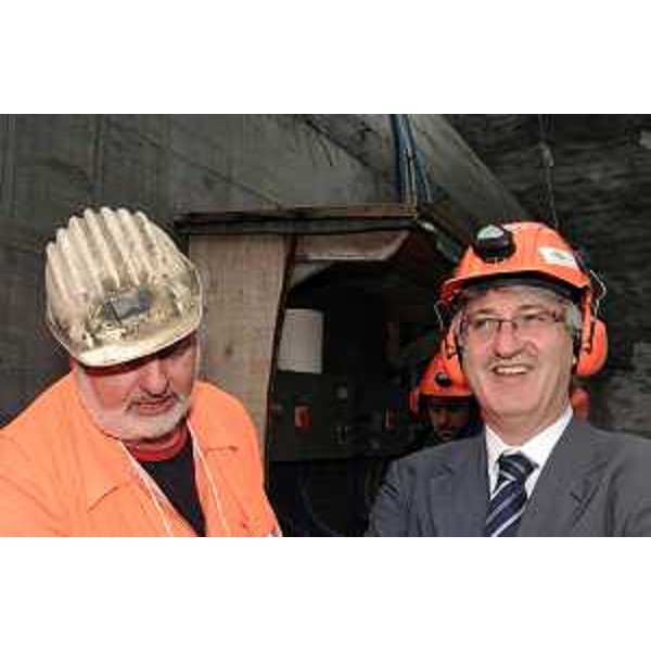 Renzo Tondo (Presidente Friuli Venezia Giulia) nel corso delle operazioni di brillamento dell'ultimo diaframma della galleria sulla strada di servizio del bacino e della diga di Ravedis (vecchio tracciato della ex statale 251), in comune di Montereale Valcellina. (Montereale Valcellina 17/06/10)