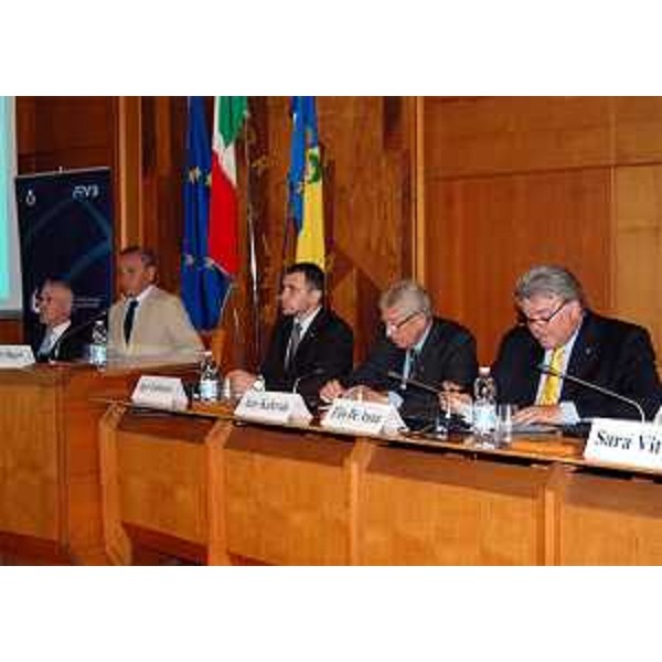 Elio De Anna (Assessore regionale Sport) alla firma del protocollo tra la Federazione Italiana Pallavolo e la Odbojarska Zveza Slovenije per attività di collaborazione sportiva transfrontaliera. (Gorizia 17/06/10)