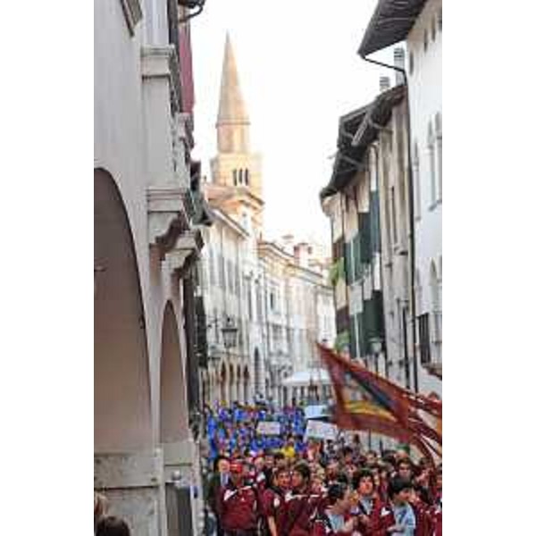 Sfilata lungo Corso Vittorio Emanuele per l'apertura della quattordicesima edizione dei Giochi della Gioventù di Alpe Adria. (Pordenone 21/06/10)