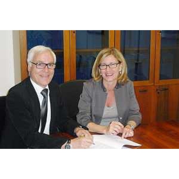 Massimo Paniccia (Rappresentante legale Banca Mediocredito Friuli Venezia Giulia SpA) e Sandra Savino (Assessore regionale Programmazione, Risorse economiche e finanziarie, Patrimonio e Servizi generali). (Trieste 22/06/10)