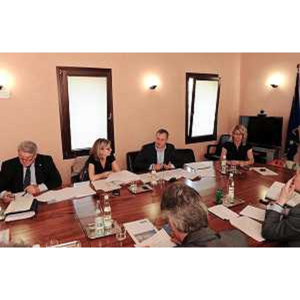 Elio De Anna (Assessore regionale Ambiente e Lavori pubblici, delegato Attività ricreative e sportive), Sandra Savino (Assessore regionale Programmazione, Risorse economiche e finanziarie, Patrimonio e Servizi generali), Andrea Garlatti (Assessore regionale Funzione pubblica) e Federica Seganti (Assessore regionale Pianificazione territoriale, Autonomie locali e Sicurezza, Relazioni internazionali e comunitarie) nel corso della riunione della Giunta regionale. (Pordenone 23/06/10)