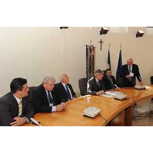 Renzo Tondo (Presidente Friuli Venezia Giulia) ed Elio De Anna (Assessore regionale Ambiente, Lavori pubblici, Sport) incontrano imprenditori del legno, insigniti di onorificenze cavalleresche, nel Municipio di Brugnera. (Brugnera 23/06/10)