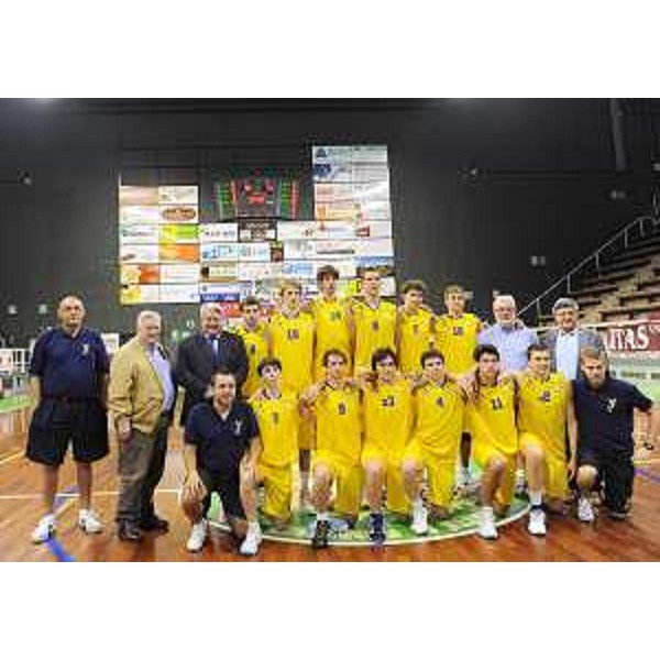 Elio De Anna (Assessore regionale Sport) con la squadra regionale di basket che ha vinto l'oro ai Giochi della Gioventù di Alpe Adria. (Pordenone 24/06/10)