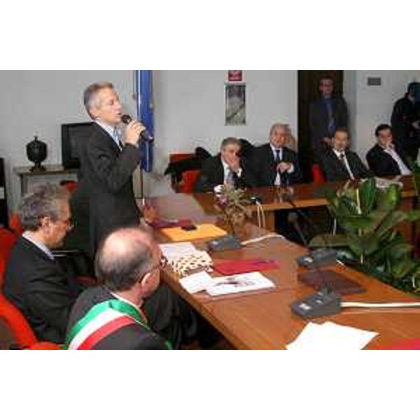 Riccardo Illy (Presidente Regione Friuli Veneizia Giulia) con Francesco Rutelli (Vicepresidente del Consiglio e Ministro per i Beni e le Attività Culturali) e Alviano Scarel (Sindaco di Aquileia) ritratti in occasione dell'inconrto per il rilancio di Aquileia (Aquileia 20/11/06)