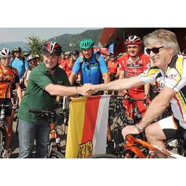 Gerhard Doerfler (Governatore Carinzia) e Renzo Tondo (Presidente Friuli Venezia Giulia) alla partenza sulla pista ciclabile Arnoldstein-Thoerl Maglern, ultima tratta di connessione in territorio austriaco della CAAR-"Ciclovia Alpe Adria Radweg". (Villaco 27/06/10)
