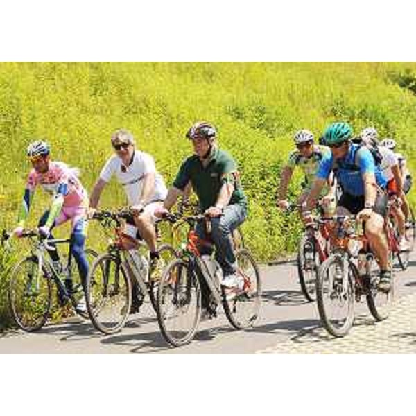 Renzo Tondo (Presidente Friuli Venezia Giulia) e Gerhard Doerfler (Governatore Carinzia) sulla pista ciclabile Arnoldstein-Thoerl Maglern, ultima tratta di connessione in territorio austriaco della CAAR-"Ciclovia Alpe Adria Radweg". (Villaco 27/06/10)