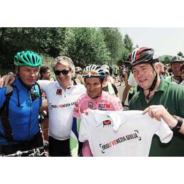 Fritz Strobl (Olimpionico Sci austriaco), Renzo Tondo (Presidente Friuli Venezia Giulia), Ivan Basso (Vincitore Giro d'Italia) e Gerhard Doerfler (Governatore Carinzia) sulla pista ciclabile Arnoldstein-Thoerl Maglern, ultima tratta di connessione in territorio austriaco della CAAR-"Ciclovia Alpe Adria Radweg". (Villaco 27/06/10)