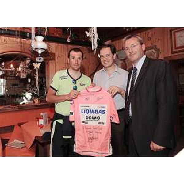 Ivan Basso (Vincitore Giro d'Italia), Luca Ciriani (Vicepresidente FVG e Assessore regionale Attività produttive) e Franco Baritussio (Consigliere regionale) all'arrivo della pedalata cicloturistica inaugurale della CAAR-"Ciclovia Alpe Adria Radweg". (Tarvisio 27/06/10)